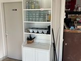 une cuisine avec un meuble blanc et un placard blanc