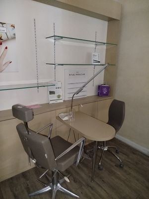 Station d'esthétique comprenant table console avec lampe, si…