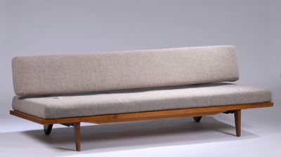 un canapé posé sur une table dans une pièce