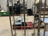 une photo d'un chariot métallique à roulettes dans un entrepôt