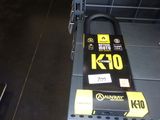 une photo d'un boîtier d'alimentation K100 noir et jaune