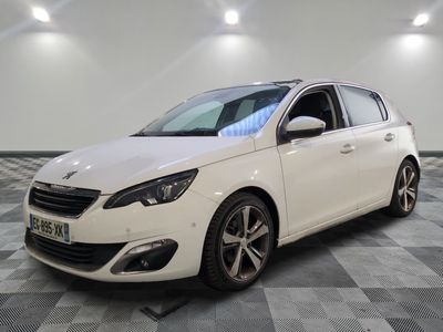 la voiture blanche est garée sur un carrelage à carreaux