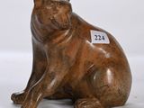 figurine en bronze représentant un chat assis sur ses pattes arrière