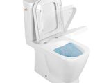 un gros plan d'une cuvette de WC avec le couvercle ouvert