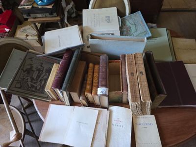 une table sur laquelle sont posés de nombreux livres