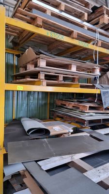beaucoup de palettes qui sont posées sur une étagère