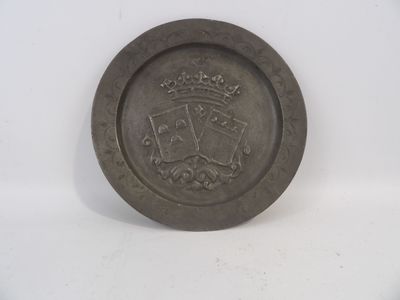 une vieille plaque métallique sur laquelle figurent une couronne et des cartes à jouer