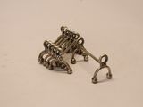 une paire de boucles d'oreilles posée sur une table