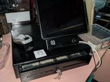un ordinateur portable posé sur un bureau rose