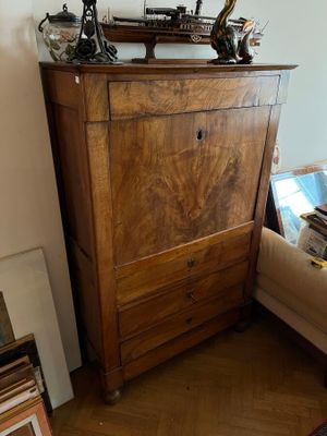 une armoire en bois surmontée d'un bateau
