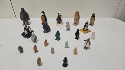 de nombreuses figurines d'animaux et d'oiseaux sur la table
