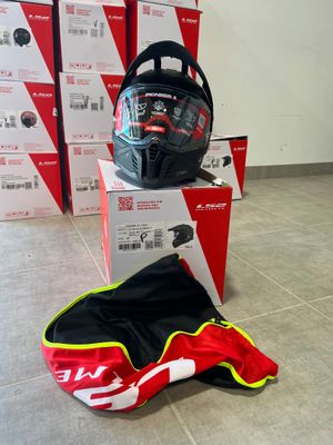 un casque posé par terre à côté d'un casque posé sur une boîte