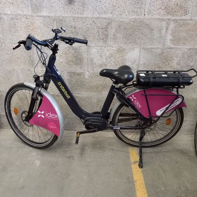 un vélo garé contre un mur