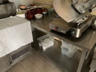 une machine posée sur une table dans une cuisine