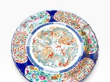une image représentant une assiette ornée d'un motif de dragon