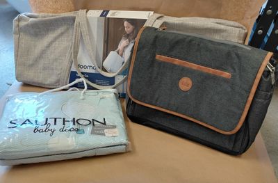 deux sacs et une couverture posés sur une table