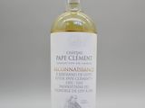 une bouteille de vin blanc posée sur une table
