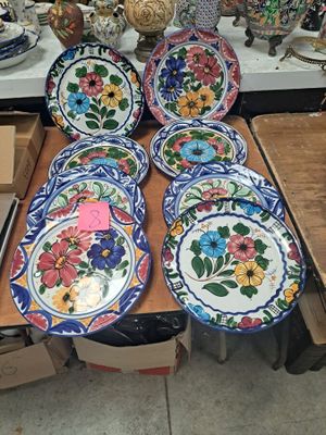 plusieurs assiettes posées sur une table