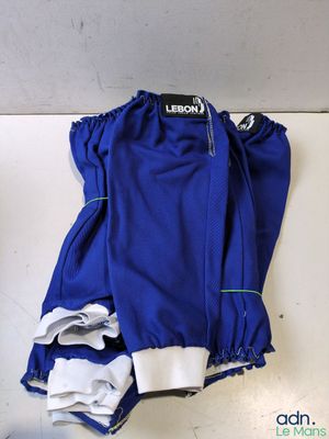 un gros plan sur un pantalon bleu posé sur une table