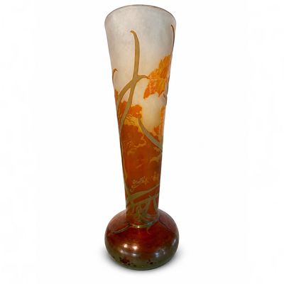 un vase en verre orné d'un motif sur fond blanc
