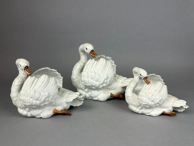 Suite de trois JARDINIÈRES en biscuit figurant des cy… - Photo 1