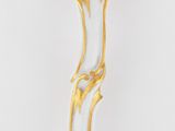 une image représentant un vase blanc et doré orné d'une fleur rose