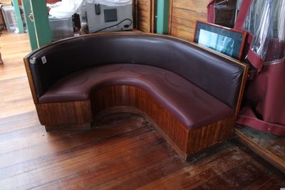 une photo d'un banc d'angle dans une pièce