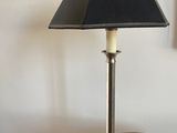 une lampe posée sur une table en bois