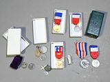 de nombreuses médailles et autres objets posés sur la table
