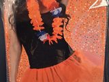 une photo d'une femme portant une jupe orange et un haut noir, dans un sac en plastique