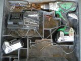 une boîte à outils avec des outils sur le sol