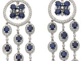 une paire de boucles d'oreilles en saphir et diamant