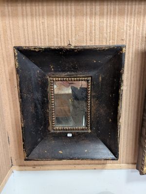 une photo d'un miroir dans un coin d'une pièce