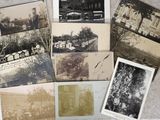plusieurs vieilles photographies en noir et blanc de personnes et de bâtiments