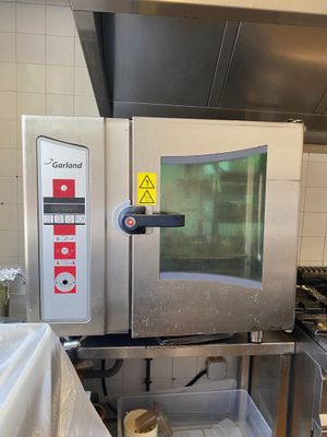 une image d'un four commercial dans une cuisine commerciale
