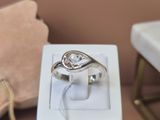 une bague qui se trouve dans une boîte sur une table