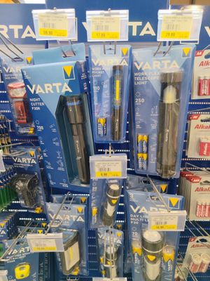 un présentoir présentant divers articles en vente dans un magasin