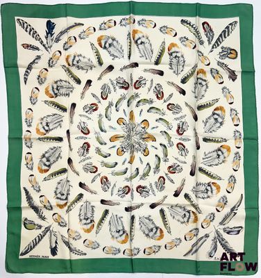 une écharpe carrée verte et blanche ornée de plumes