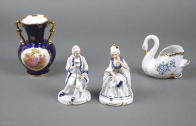 Dans le goût de SAXE Couple d'élégants en porcelaine blanche…
