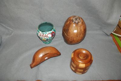 trois morceaux de bois posés sur une table