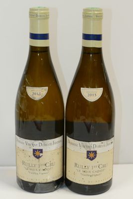 deux bouteilles de vin posées l'une à côté de l'autre sur une table