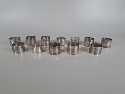 six anneaux en acier inoxydable de tailles différentes sur un fond blanc