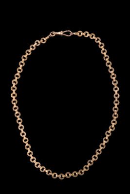 un collier à chaîne en or sur fond noir