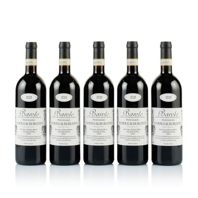 quatre bouteilles de vin sont alignées sur une surface blanche