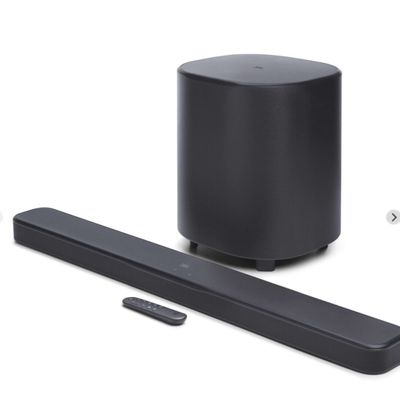 une image représentant une enceinte noire et une télécommande sur fond blanc