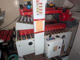 une photo d'un tapis roulant dans une usine