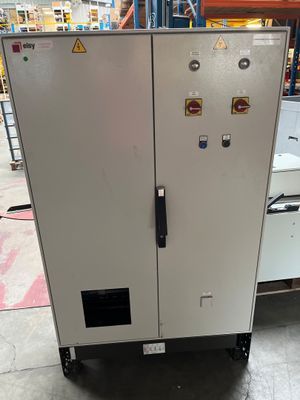 une photo d'une machine dans un entrepôt