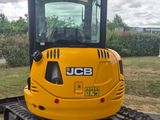 un petit engin de chantier jaune garé sur un parking