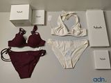 une photo montrant des sous-vêtements féminins (un haut de soutien-gorge, une culotte) et une boîte posés sur une table