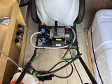 une petite machine posée par terre à côté d'un lit